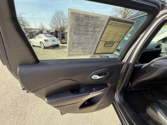 Used 2019  Jeep Cherokee 4d SUV 4WD Limited 3&period;2L at Capitol Car Credit near Rantoul&comma; IL