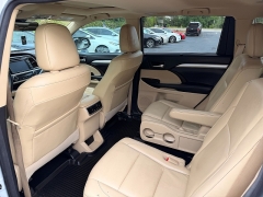 Used 2018  Toyota Highlander V6 FWD &lpar;Natl&rpar; at Auto Finance Center near Matthews&comma; NC