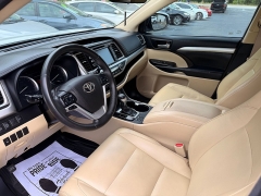 Used 2018  Toyota Highlander V6 FWD &lpar;Natl&rpar; at Auto Finance Center near Matthews&comma; NC