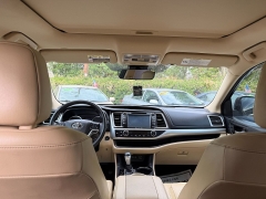 Used 2018  Toyota Highlander V6 FWD &lpar;Natl&rpar; at Auto Finance Center near Matthews&comma; NC