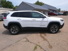 Used 2019 Jeep Cherokee 4d SUV 4WD Trailhawk 3.2L at Carrikers Auto Outlet near Oskaloosa, IA