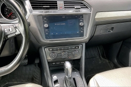 Used 2018  Volkswagen Tiguan 4d SUV SE at Carrikers Auto Outlet near Oskaloosa&comma; IA
