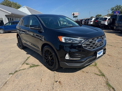 Used 2019 Ford Edge 4d SUV AWD Titanium at Carrikers Auto Outlet near Oskaloosa, IA