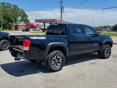Used 2017  Toyota Tacoma 4WD Double Cab TRD Off-Road Auto at Carrikers Auto Outlet near Oskaloosa&comma; IA