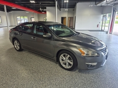 Used 2015  Nissan Altima 4d Sedan SL 2&period;5L at Carrikers Auto Outlet near Oskaloosa&comma; IA