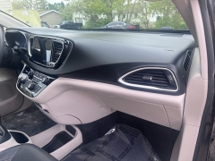 Used 2022  Chrysler Pacifica Touring L FWD at Carrikers Auto Outlet near Oskaloosa&comma; IA