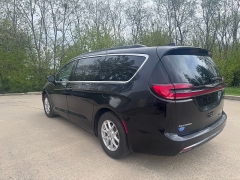 Used 2022  Chrysler Pacifica Touring L FWD at Carrikers Auto Outlet near Oskaloosa&comma; IA
