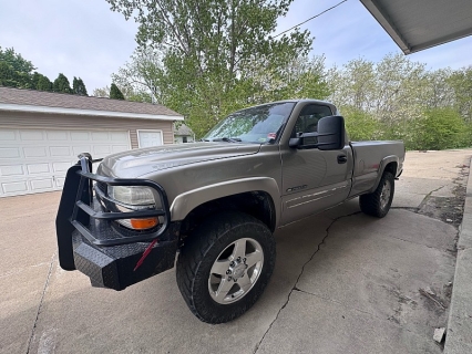 Used 2001 Chevrolet Silverado 2500 4WD Reg Cab HD at Carrikers Auto Outlet near Oskaloosa, IA