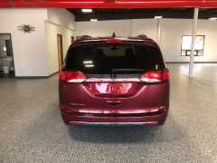 Used 2018  Chrysler Pacifica 4d Wagon Touring L at Carrikers Auto Outlet near Oskaloosa&comma; IA