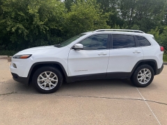 Used 2017  Jeep Cherokee Latitude 4x4 at Carrikers Auto Outlet near Oskaloosa&comma; IA