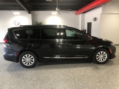 Used 2018  Chrysler Pacifica 4d Wagon Touring L Plus at Carrikers Auto Outlet near Oskaloosa&comma; IA