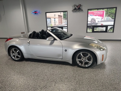 Used 2007 Nissan 350Z 2dr Roadster Auto Touring at Carrikers Auto Outlet near Oskaloosa, IA