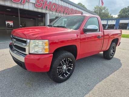 Used 2007 Chevrolet Silverado 1500 4WD Reg Cab WT LB at Carrikers Auto Outlet near Oskaloosa, IA