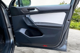 Used 2018  Volkswagen Tiguan 4d SUV SE at Carrikers Auto Outlet near Oskaloosa&comma; IA