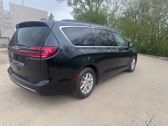 Used 2022  Chrysler Pacifica Touring L FWD at Carrikers Auto Outlet near Oskaloosa&comma; IA