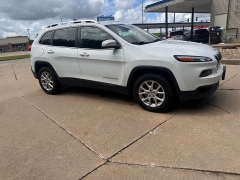 Used 2017  Jeep Cherokee Latitude 4x4 at Carrikers Auto Outlet near Oskaloosa&comma; IA