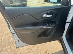 Used 2015  Jeep Cherokee 4d SUV 4WD Latitude V6 at Carrikers Auto Outlet near Oskaloosa&comma; IA
