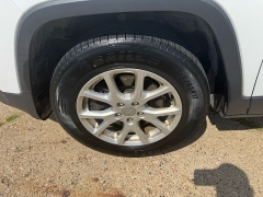 Used 2015  Jeep Cherokee 4d SUV 4WD Latitude V6 at Carrikers Auto Outlet near Oskaloosa&comma; IA