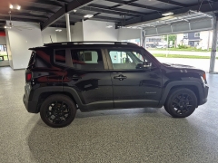 Used 2019  Jeep Renegade 4d SUV 4WD Latitude Altitude at Carrikers Auto Outlet near Oskaloosa&comma; IA
