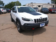 Used 2019 Jeep Cherokee 4d SUV 4WD Trailhawk 3.2L at Carrikers Auto Outlet near Oskaloosa, IA