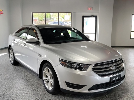 Used 2016 Ford Taurus 4d Sedan SEL V6 at Carrikers Auto Outlet near Oskaloosa, IA