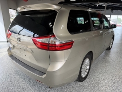 Used 2016  Toyota Sienna 4d Wagon XLE 7-Pass w&sol;Auto Access Seat at Carrikers Auto Outlet near Oskaloosa&comma; IA