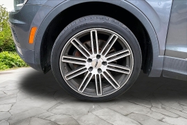 Used 2018  Volkswagen Tiguan 4d SUV SE at Carrikers Auto Outlet near Oskaloosa&comma; IA