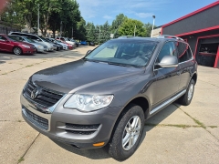  2010 Volkswagen Touareg TDI 4d SUV at Carrikers Auto Outlet near Oskaloosa&comma; IA