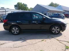 Used 2020 Nissan Pathfinder 4d SUV FWD S at Carrikers Auto Outlet near Oskaloosa, IA