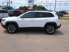 Used 2019 Jeep Cherokee 4d SUV 4WD Trailhawk 3.2L at Carrikers Auto Outlet near Oskaloosa, IA