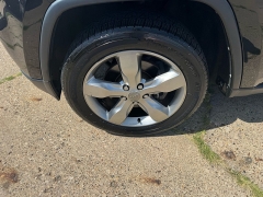 Used 2012  Jeep Grand Cherokee 4d SUV 4WD Overland at Carrikers Auto Outlet near Oskaloosa&comma; IA