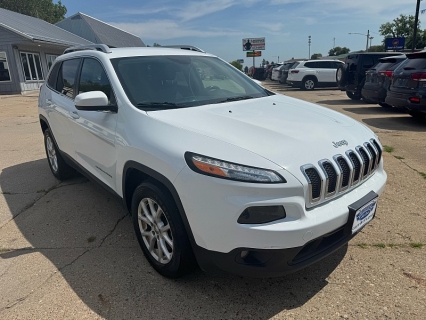 Used 2015 Jeep Cherokee 4d SUV 4WD Latitude V6 at Carrikers Auto Outlet near Oskaloosa, IA