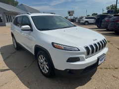 Used 2015  Jeep Cherokee 4d SUV 4WD Latitude V6 at Carrikers Auto Outlet near Oskaloosa&comma; IA