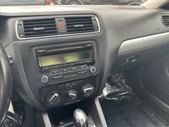 Used 2013  Volkswagen Jetta 4d Sedan SE Auto&sol;PZEV at Carrikers Auto Outlet near Oskaloosa&comma; IA