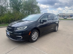 Used 2022  Chrysler Pacifica Touring L FWD at Carrikers Auto Outlet near Oskaloosa&comma; IA