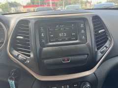 Used 2015  Jeep Cherokee 4d SUV 4WD Latitude V6 at Carrikers Auto Outlet near Oskaloosa&comma; IA