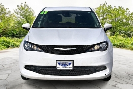 Used 2023  Chrysler Voyager LX FWD at Carrikers Auto Outlet near Oskaloosa&comma; IA