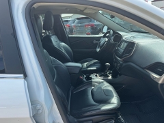 Used 2015  Jeep Cherokee 4d SUV 4WD Latitude V6 at Carrikers Auto Outlet near Oskaloosa&comma; IA