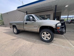 Used 2001  Chevrolet Silverado 2500 4WD Reg Cab HD at Carrikers Auto Outlet near Oskaloosa&comma; IA