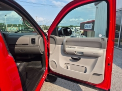 Used 2007  Chevrolet Silverado 1500 4WD Reg Cab WT LB at Carrikers Auto Outlet near Oskaloosa&comma; IA