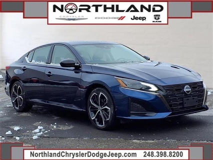 2023 Nissan Altima SR's photo