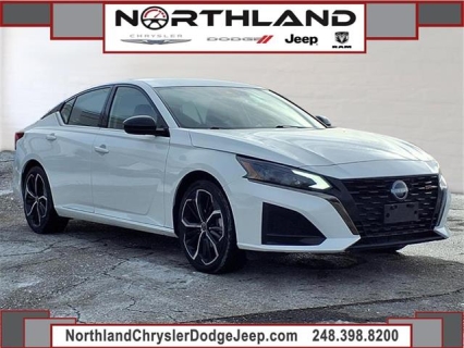 2023 Nissan Altima SR's photo