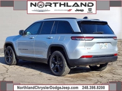 Used 2025  Jeep Grand Cherokee Laredo 4x4 at Maxx Loans near St&period; Adrian&comma; MI