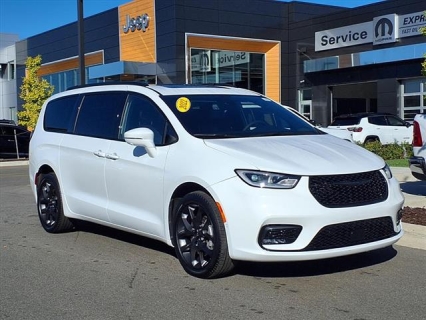Used 2022 Chrysler Pacifica Limited AWD at MaxxLoansUSA near St. Adrian, MI