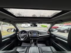 Used 2018  Toyota Highlander V6 FWD &lpar;Natl&rpar; at Auto Finance Center near Matthews&comma; NC