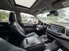 Used 2018  Toyota Highlander V6 FWD &lpar;Natl&rpar; at Auto Finance Center near Matthews&comma; NC