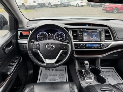 Used 2018  Toyota Highlander V6 FWD &lpar;Natl&rpar; at Auto Finance Center near Matthews&comma; NC