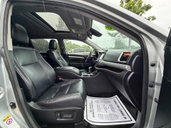 Used 2018  Toyota Highlander V6 FWD &lpar;Natl&rpar; at Auto Finance Center near Matthews&comma; NC