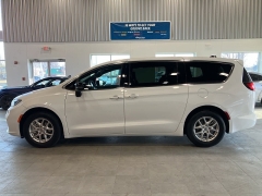 Used 2025  Chrysler Pacifica Select FWD at Maxx Loans near St&period; Adrian&comma; MI