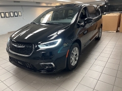 Used 2026  Chrysler Pacifica Limited FWD at Maxx Loans near St&period; Adrian&comma; MI